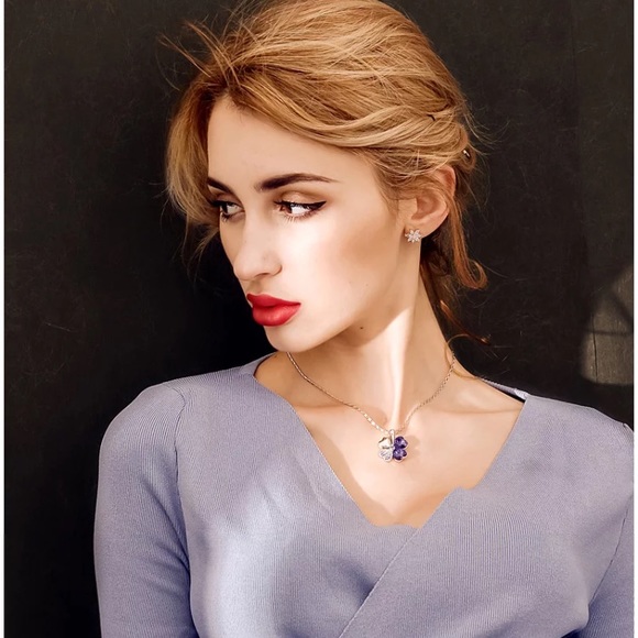 (Last 1) Red Four Heart Clover necklace with crystal elements - Picture 5 of 9